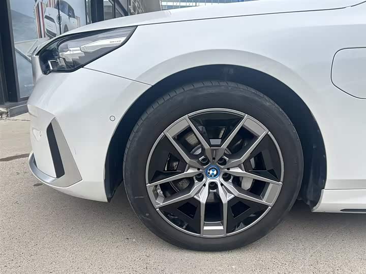BMW i5, 2025 — фото 8 из 9