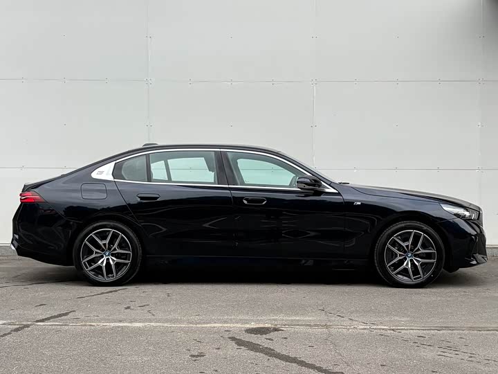 BMW i5, 2025 — фото 8 из 9