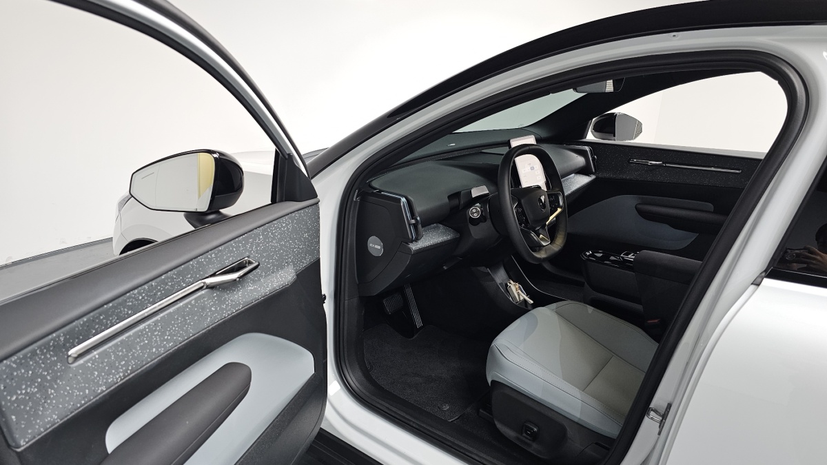 Volvo EX30, 2025 — фото 10 из 12
