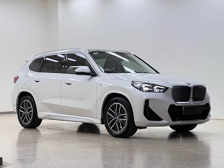 BMW iX1, 2024 — фото 3 из 9