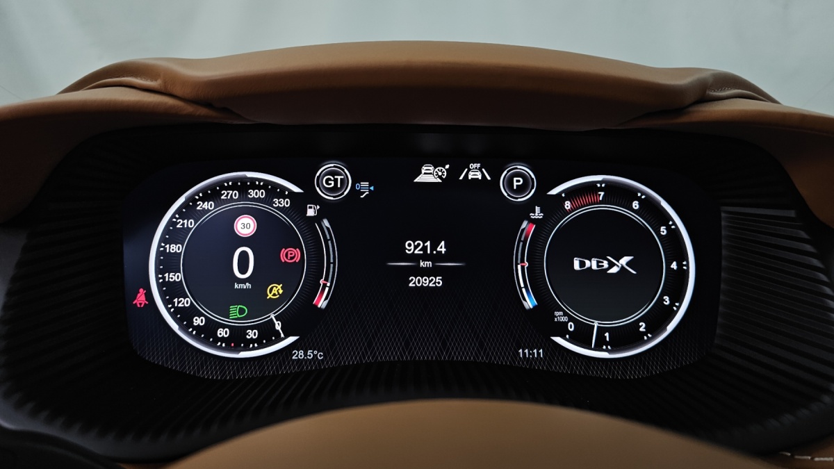 Aston Martin DBX, 2023 — фото 8 из 12