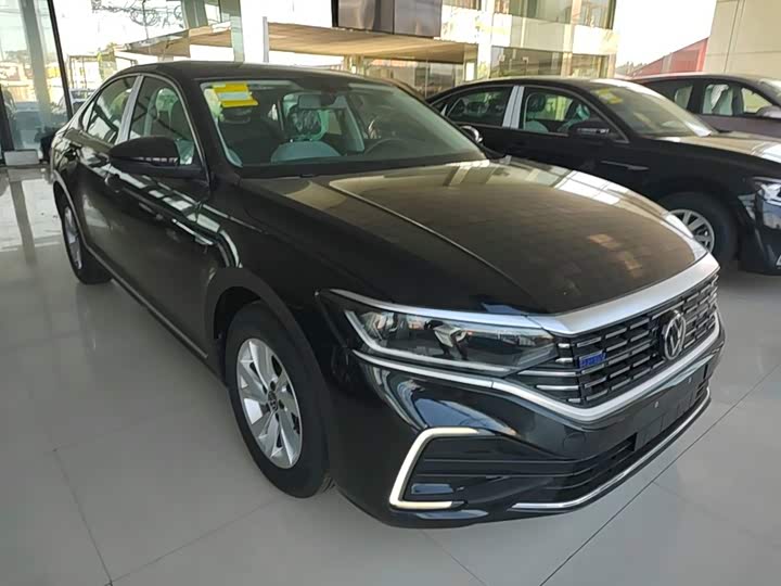 Volkswagen Passat Hybrid, 2025 — фото 4 из 9