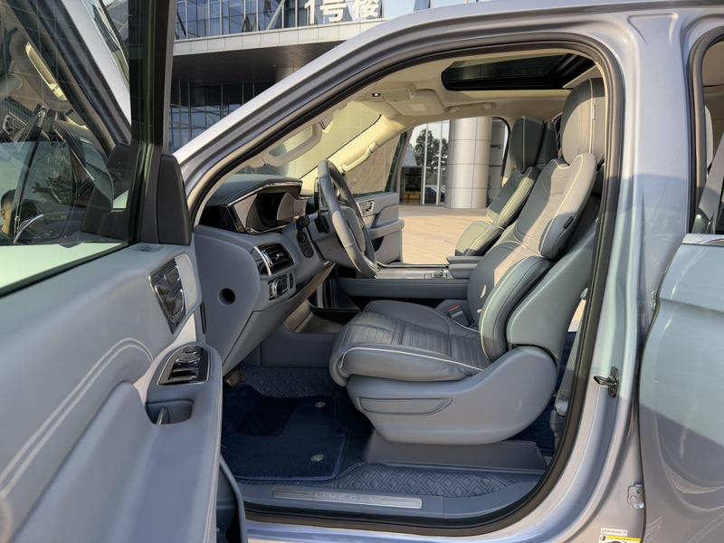 Lincoln Navigator, 2021 — фото 10 из 12