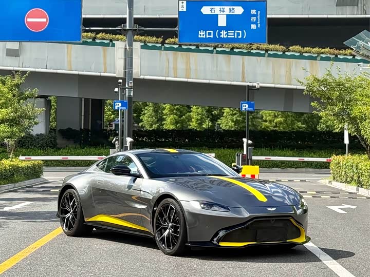 Aston Martin V8 Vantage, 2022 — фото 2 из 9