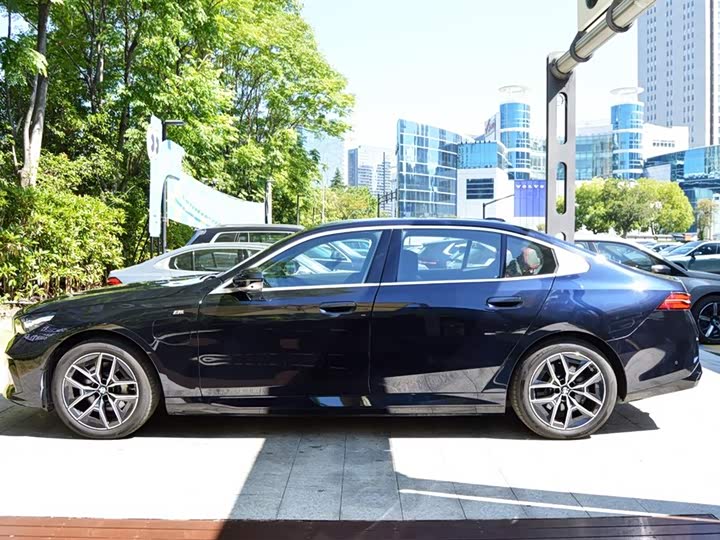 BMW i5, 2025 — фото 2 из 9