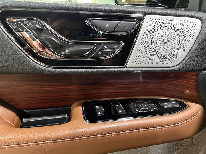 Lincoln Navigator, 2024 — фото 8 из 9