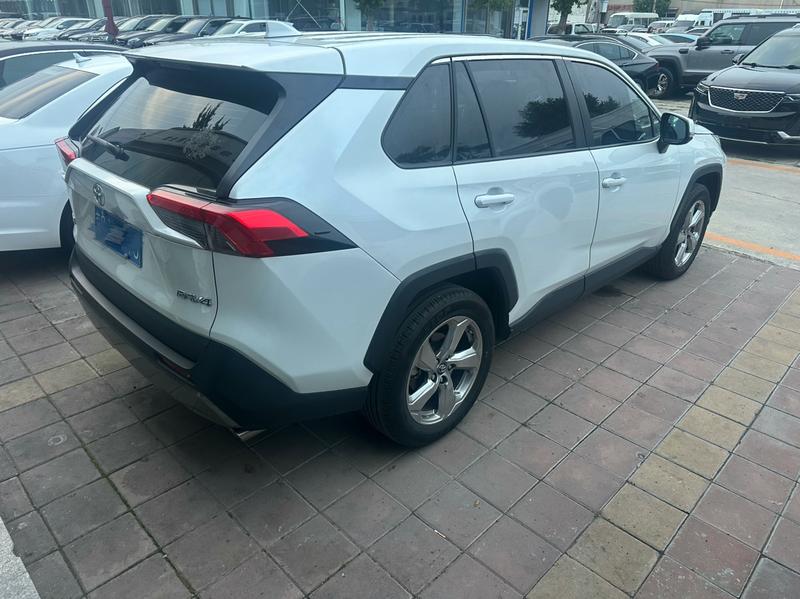 Toyota RAV4, 2022 — фото 5 из 10