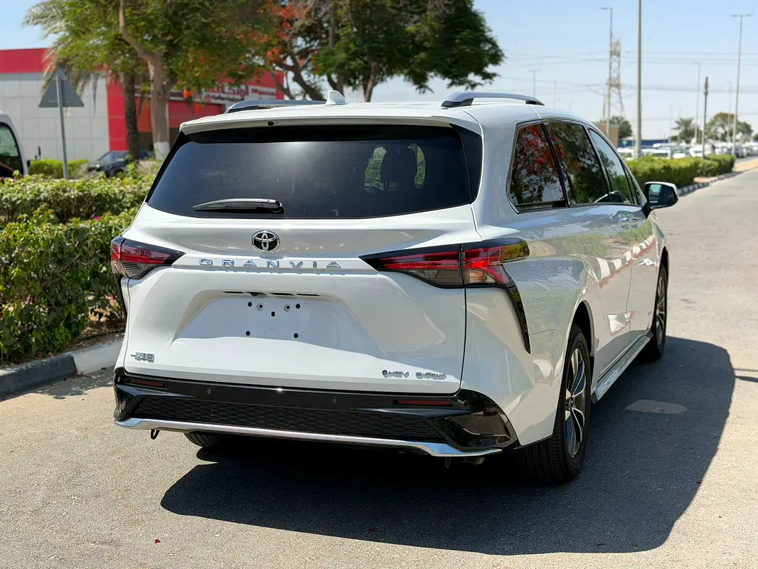 Toyota Sienna, 2025 — фото 2 из 10
