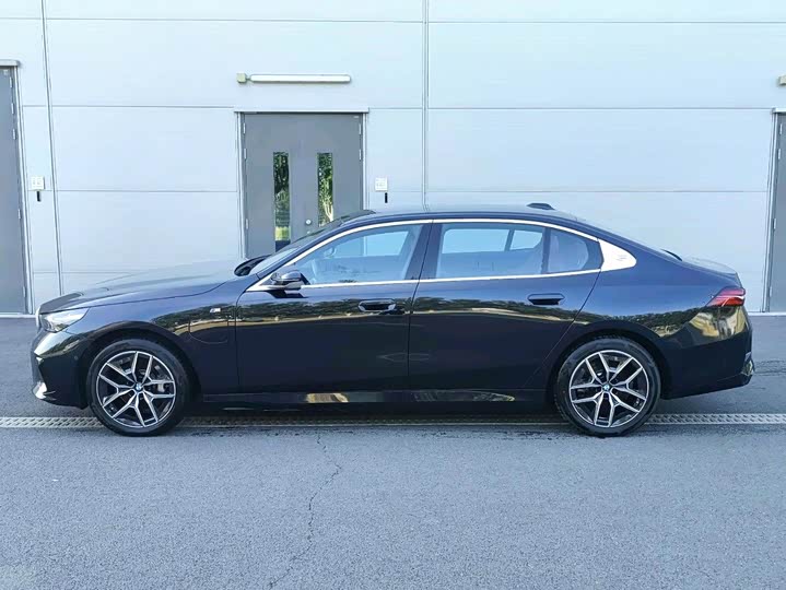 BMW i5, 2025 — фото 2 из 9