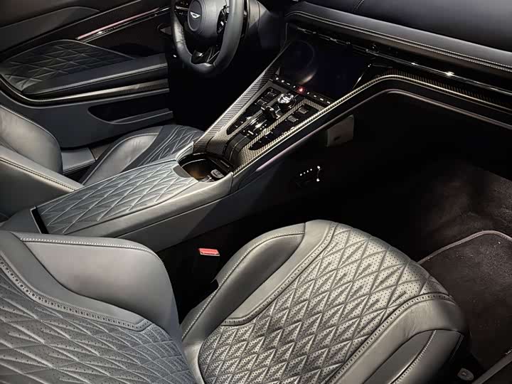 Aston Martin DB12, 2024 — фото 3 из 5