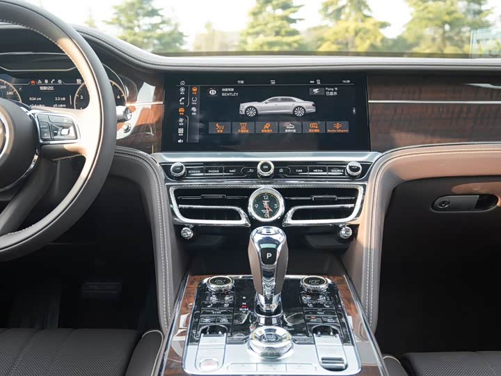 Bentley Flying Spur, 2023 — фото 7 из 9