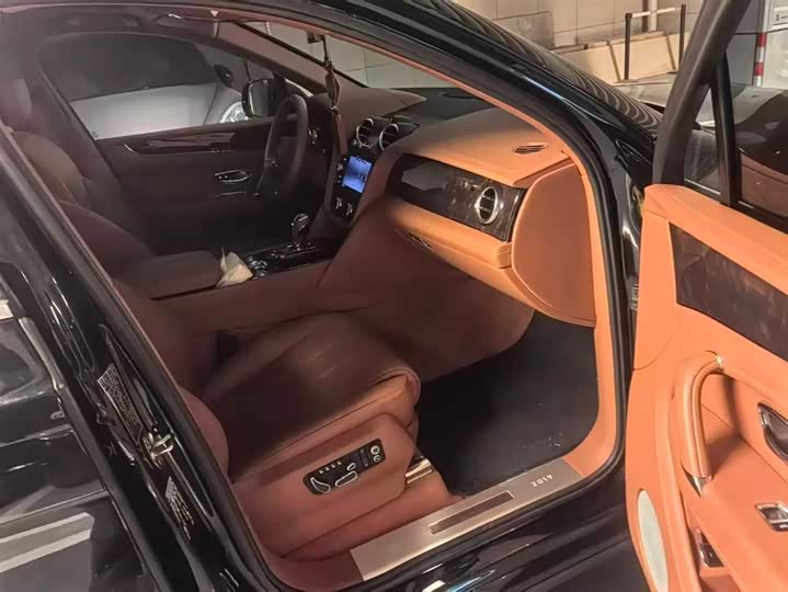 Bentley Bentayga Hybrid, 2022 — фото 4 из 7