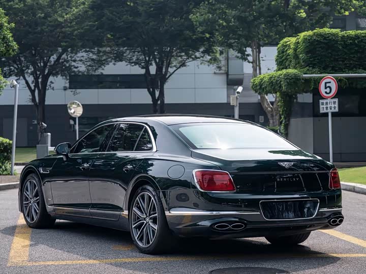 Bentley Flying Spur Hybrid, 2023 — фото 7 из 9