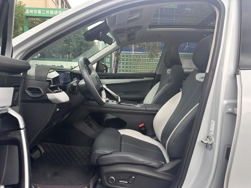 Geely Atlas L, 2024 — фото 10 из 12