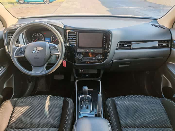 Mitsubishi Outlander, 2023 — фото 5 из 9