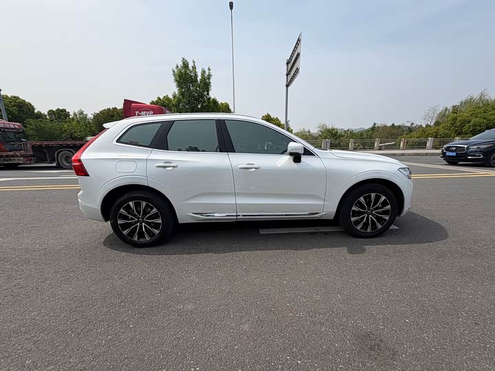 Volvo XC60, 2023 — фото 8 из 9