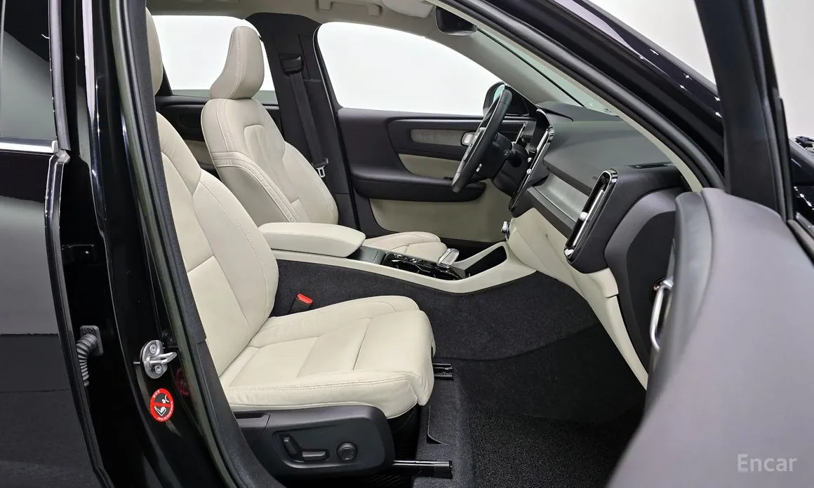 Volvo XC40, 2023 — фото 10 из 12