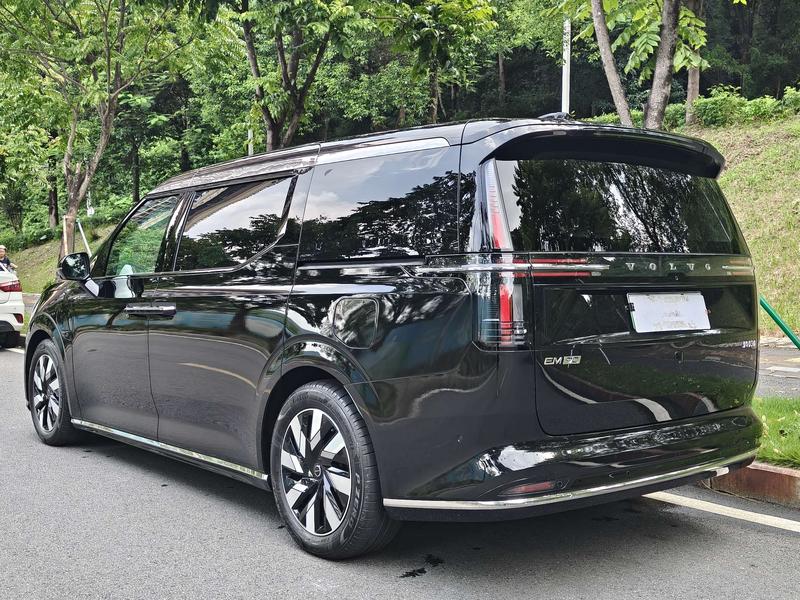 Volvo EM90, 2024 — фото 4 из 10