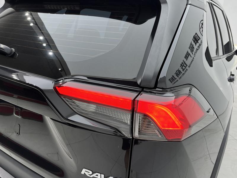 Toyota RAV4, 2023 — фото 8 из 12
