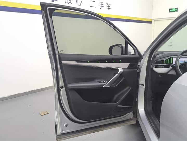 Geely Atlas L, 2024 — фото 7 из 9