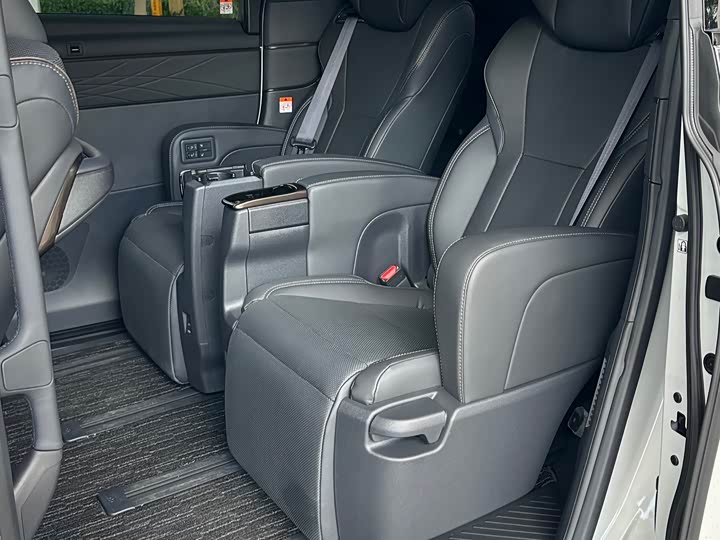 Toyota Alphard, 2025 — фото 7 из 9