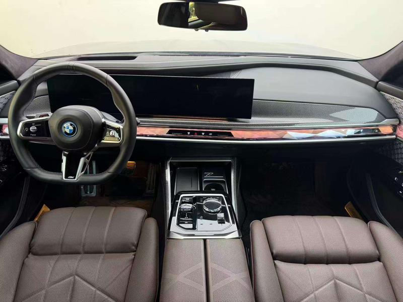 BMW i7, 2023 — фото 8 из 12