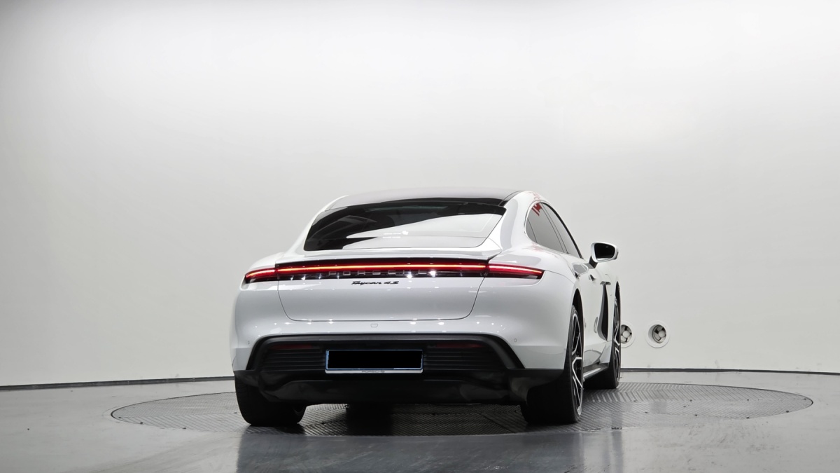 Porsche Taycan, 2023 — фото 4 из 12
