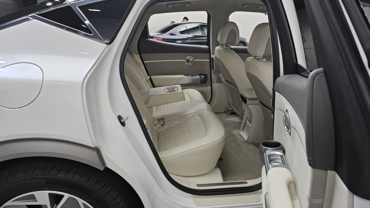 Genesis GV60, 2023 — фото 11 из 12