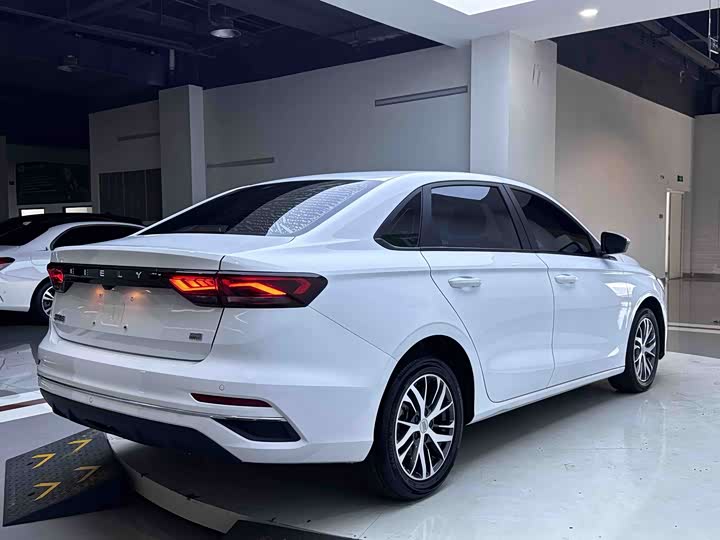 Geely Emgrand, 2023 — фото 6 из 9