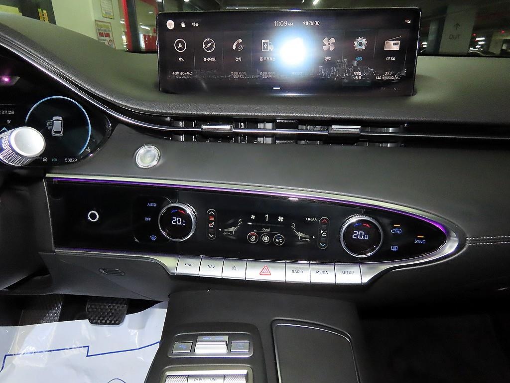 Genesis GV70, 2023 — фото 10 из 12