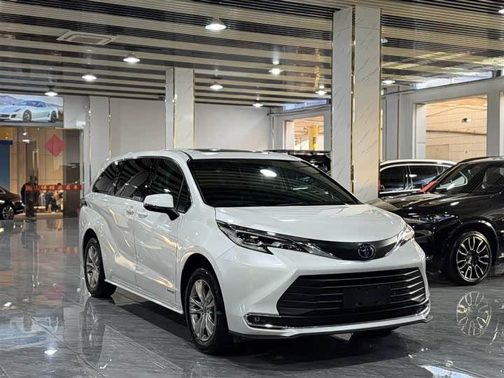 Toyota Sienna, 2023 — фото 3 из 9