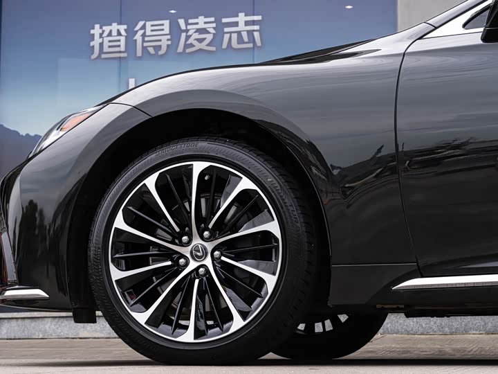 Lexus LS, 2021 — фото 8 из 9