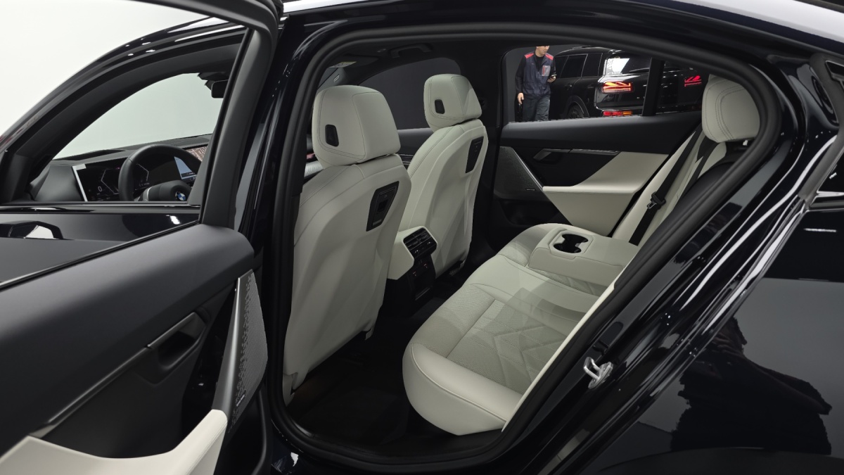 BMW 5 Series, 2025 — фото 12 из 12