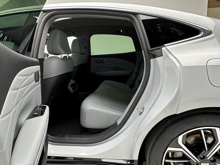 Geely Galaxy E8, 2025 — фото 8 из 9