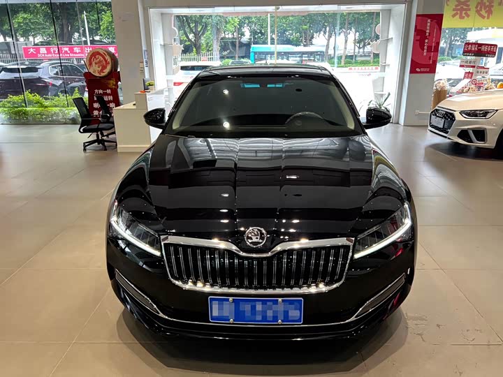 Skoda Superb, 2023 — фото 2 из 9