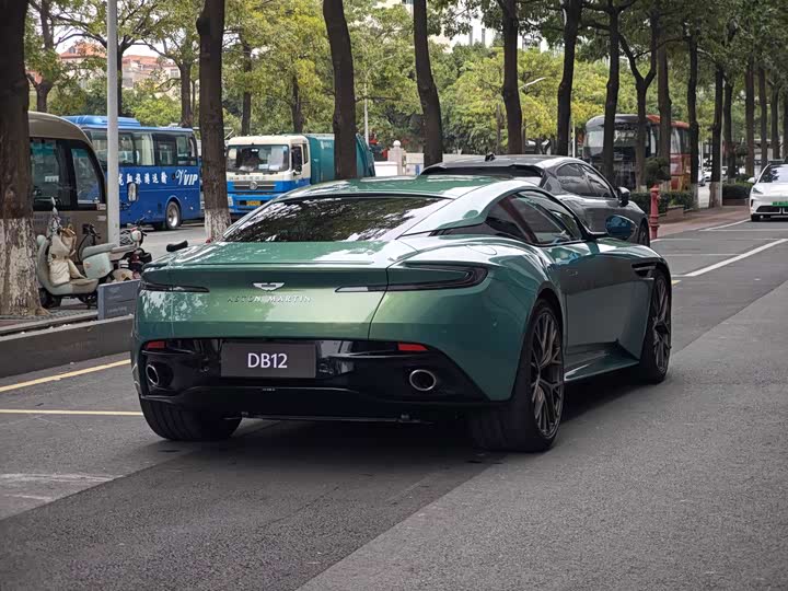 Aston Martin DB12, 2024 — фото 6 из 9