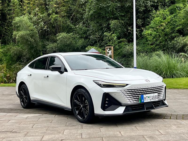 Changan UNI-V Hybrid, 2022 — фото 3 из 12