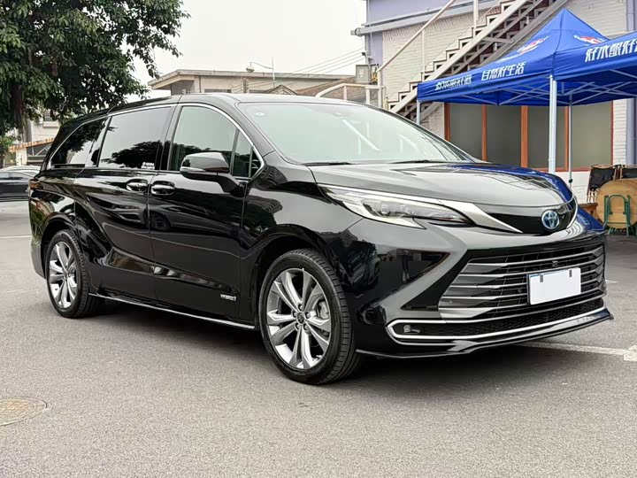 Toyota Sienna, 2023 — фото 3 из 9