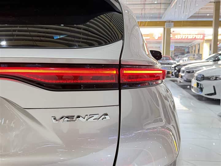 Toyota Venza, 2022 — фото 8 из 9
