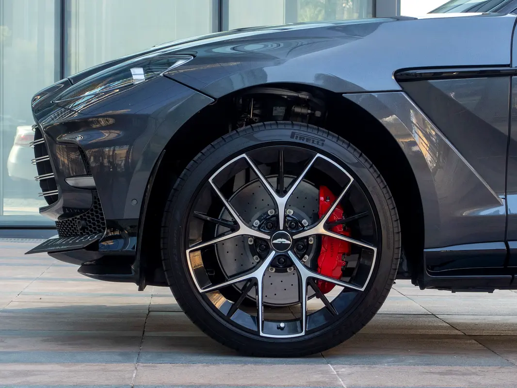 Aston Martin DBX, 2024 — фото 5 из 10