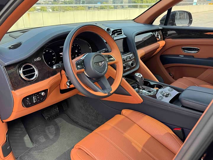 Bentley Bentayga, 2022 — фото 7 из 9