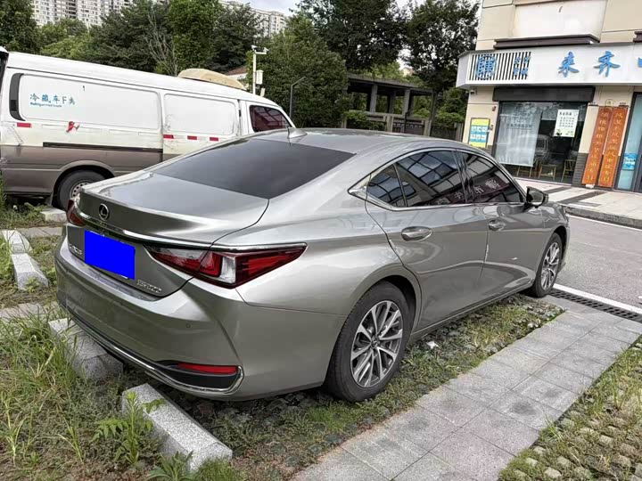 Lexus ES, 2023 — фото 2 из 7