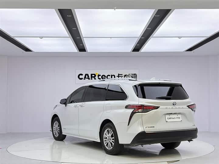 Toyota Sienna, 2023 — фото 3 из 9