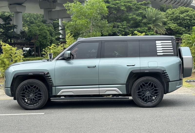 BYD Yangwang U8, 2023 — фото 4 из 12