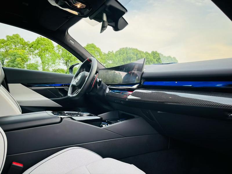 BMW M5 Hybrid, 2026 — фото 6 из 9