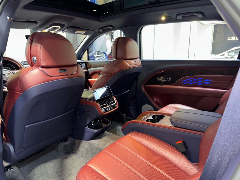 Bentley Bentayga, 2023 — фото 11 из 12
