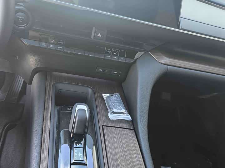 Toyota Crown Sedan, 2025 — фото 7 из 7