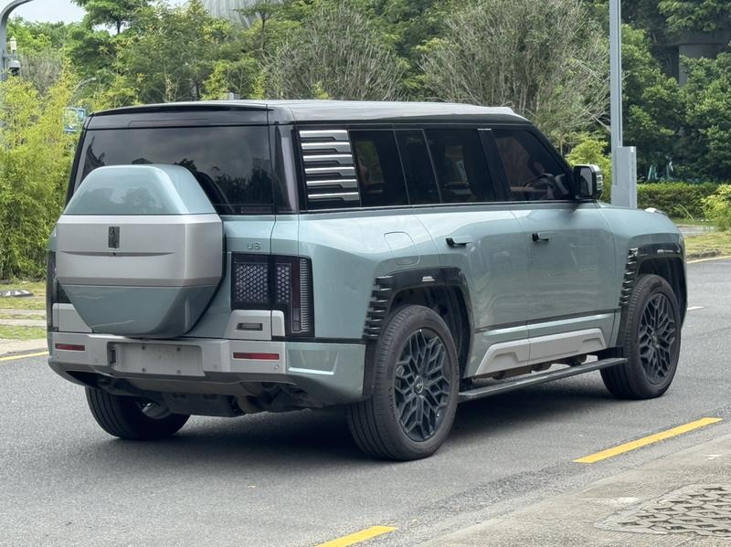 BYD Yangwang U8, 2023 — фото 7 из 12