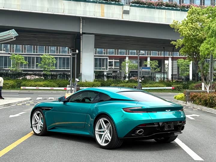 Aston Martin DB12, 2025 — фото 9 из 9