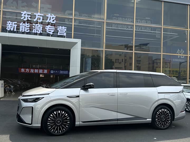 XPeng X9, 2025 — фото 2 из 9